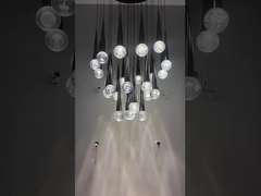 Apartamento Duplex Loft Lustreiro com Design Nordico de Esferas Simples e Sala Alta