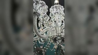 O pendente de vidro moderno feito sob encomenda da folha ilumina a textura do projeto da entrada do hotel da casa de campo torcida