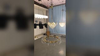 Lustre de cristal moderno com iluminação luxuosa