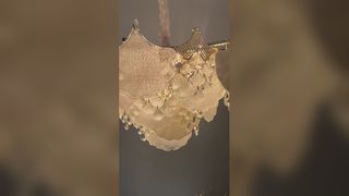 Veja por que escolher lustre de cristal com pílula oval personalizado com acabamento dourado para recepção de hotel, clube de jantar de luxo