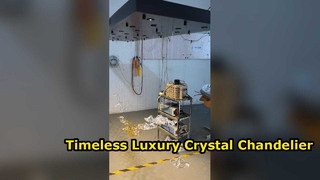 Lustre de cristal dourado luxuoso para interiores grandiosos