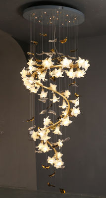Luzes de vidro do candelabro do pendente da flor com a lâmpada de suspensão da escada cerâmica de cobre