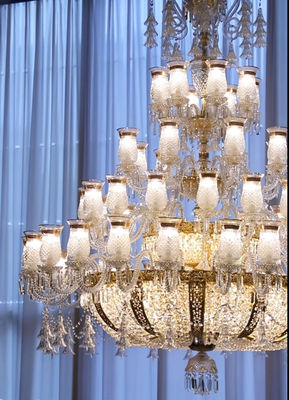 Grande candelabro de cristal moderno com teto alto