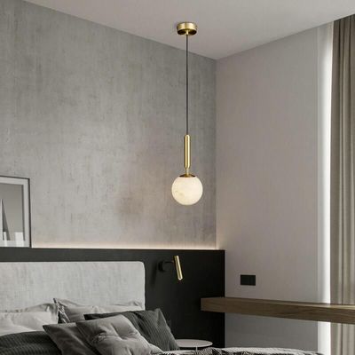 Iluminação de hotel moderno nórdico Lâmpada de candelabro de cobre Lâmpada de candelabro de vidro branco Lâmpada de pingente de bola de vidro