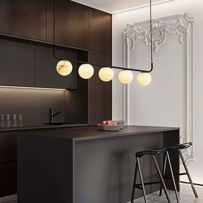 Lâmpada de colar do restaurante moderno de ferro por atacado Para quarto Lâmpada de colar do quarto Sala de jantar luxuosa Alabastro Lâmpada de colar de bola de mármore