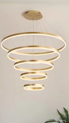 Lâmpada de anel redondo LED de alumínio de casca de ouro 5 anéis de luz de teto suspenso para hotel villa