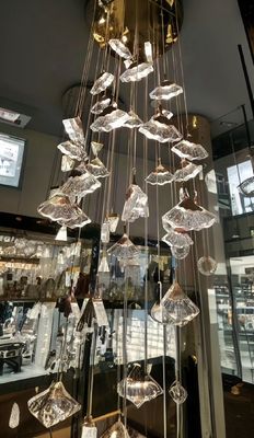 Lustre de cristal de luxo em forma de ventoinha Lustre de escada longa de teto alto para decoração de hotel de família