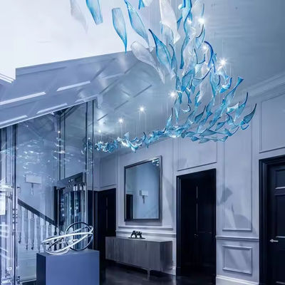 Serviço de vendas personalizado do lobby do hotel Sala de banquetes Lâmpadas de vidro em forma de folha de torção criativa para o projeto de recepção da duplex da villa