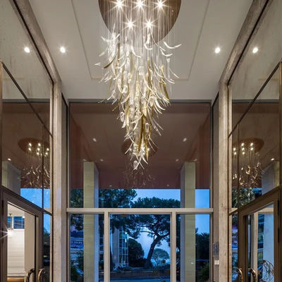 Projeto de iluminação de villa personalizado Design de vidro de ouro moderno Art Tecto de vidro único Tulipa de vidro Flor em forma de candelabro de corredor personalizado