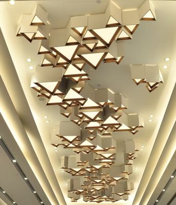 Não padrão Custom Hotel Engenharia Luz Departamento de vendas Sala de banquetes Triângulo combinado Geometria Luz de teto LED