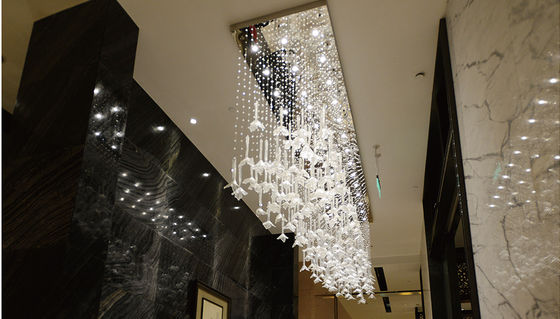 Lâmpadas personalizadas de lobby de hotel pétalas de pendente retangular de cristal de corda Lâmpadas criativas de cristal de LED