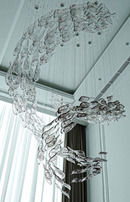 Decoração de lâmpada de cristal personalizada de engenharia de salão de banquetes de vila de lobby de hotel criativo, acessórios de folha de vidro em espiral