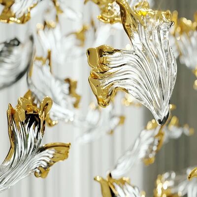 Parte de lustre longo, grande e colorido para decoração de casamento em saguão, com folha de ouro e vidro