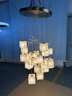 Lâmpadas de latão LED de luxo quadrado moderno personalizado com grande pingente de alabastro altura ajustável para sala de estar