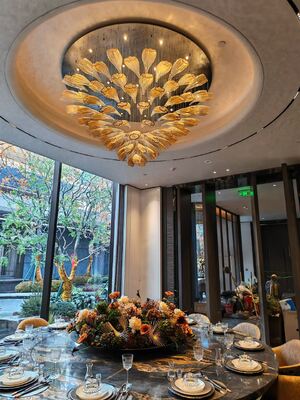 Criativo Designer Luz Hotel de luxo Lobby Loft Villa Sala de estar Escalinha de pétalas Custom Lustreiro Branco Quente Contemporâneo