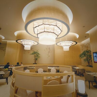 Grand Villa Escalinha de Cristal de vários níveis Lustre de mármore sobressalente personalizado Luz de luxo Decoração do saguão